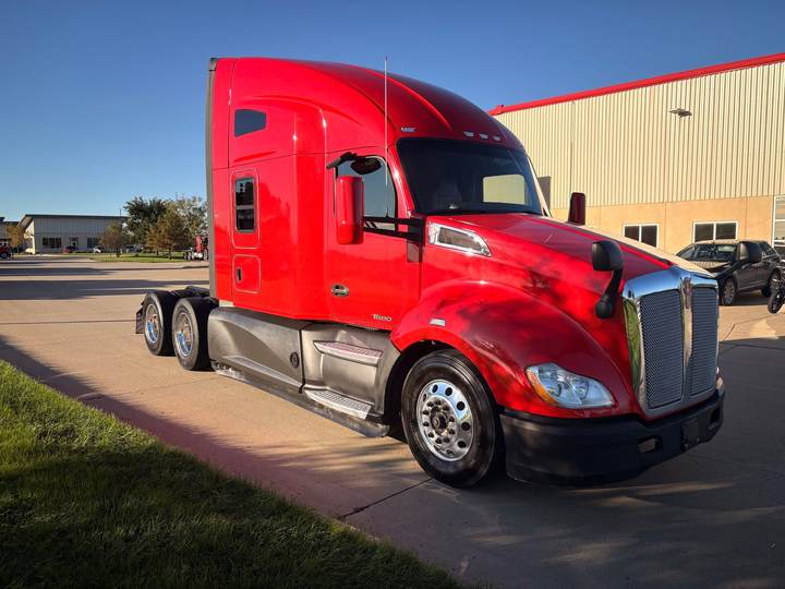 2022 Kenworth T680 76" Raised Roof Sleeper, exterior photo 1