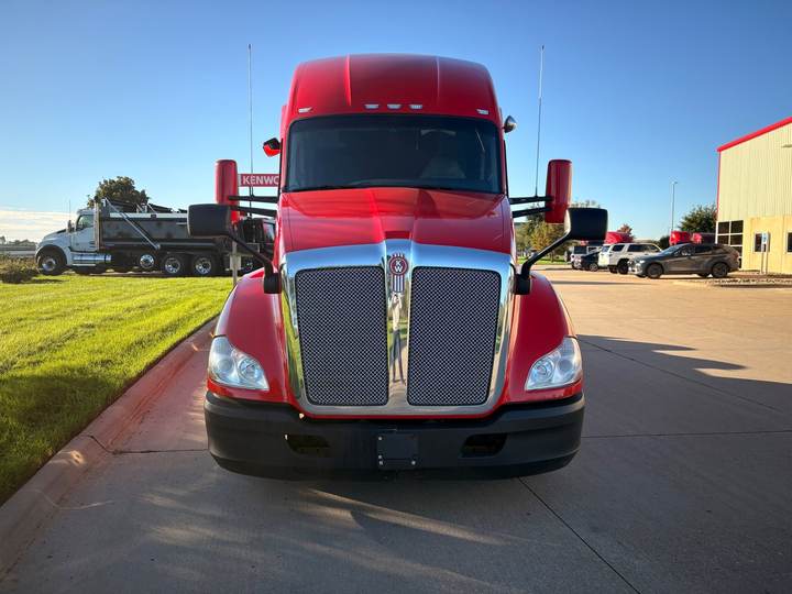 2022 Kenworth T680 76" Raised Roof Sleeper, exterior photo 2
