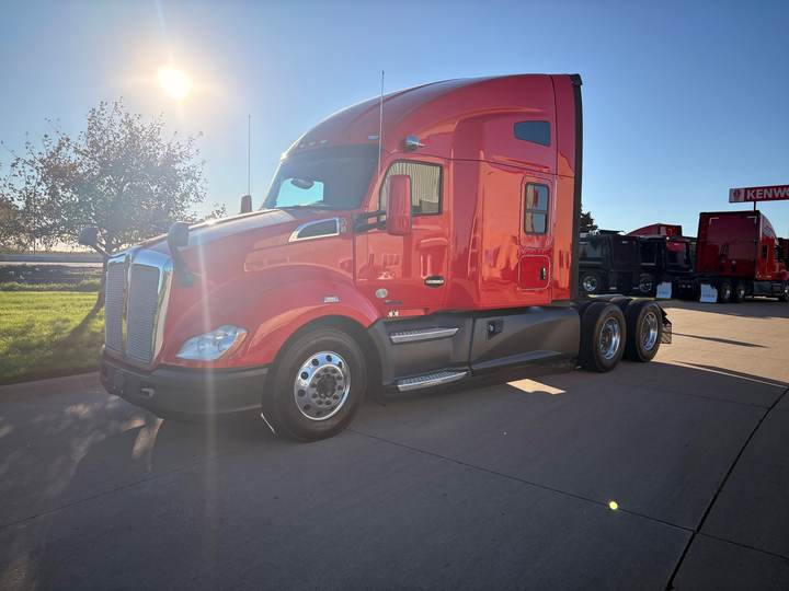 2022 Kenworth T680 76" Raised Roof Sleeper, exterior photo 3