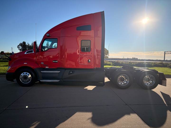 2022 Kenworth T680 76" Raised Roof Sleeper, exterior photo 4