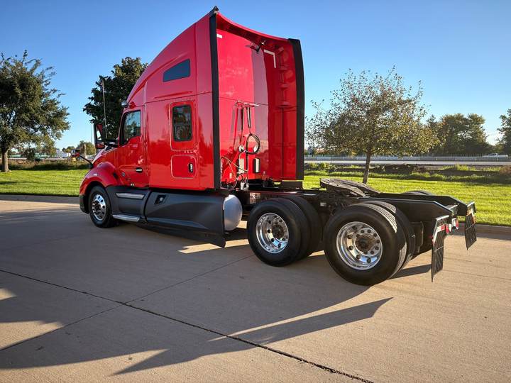 2022 Kenworth T680 76" Raised Roof Sleeper, exterior photo 5