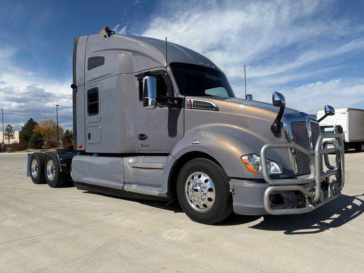 2022 Kenworth T680 76" Raised Roof Sleeper, exterior photo 1