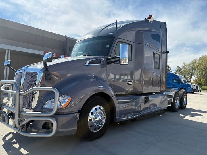2022 Kenworth T680 76" Raised Roof Sleeper, exterior photo 2
