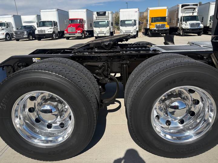 2022 Kenworth T680 76" Raised Roof Sleeper, exterior photo 3