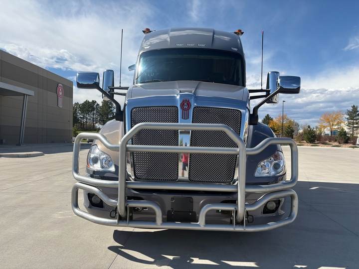 2022 Kenworth T680 76" Raised Roof Sleeper, exterior photo 4