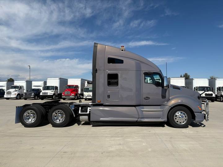 2022 Kenworth T680 76" Raised Roof Sleeper, exterior photo 5
