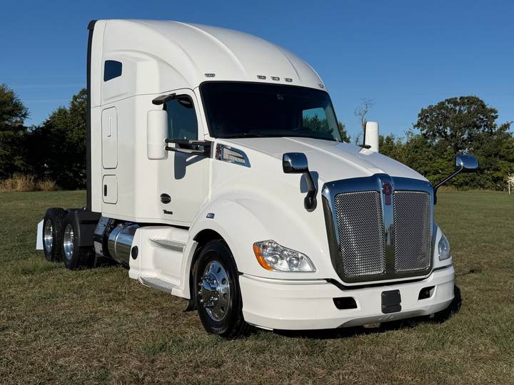 2022 Kenworth T680 76" Raised Roof Sleeper, exterior photo 1