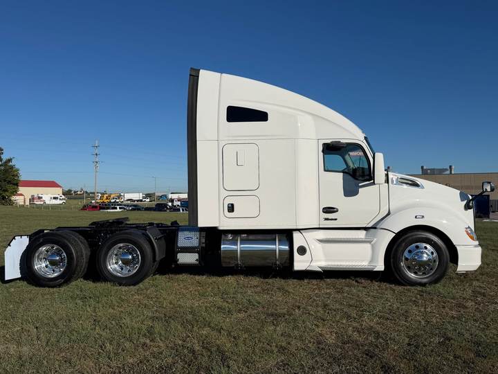 2022 Kenworth T680 76" Raised Roof Sleeper, exterior photo 2