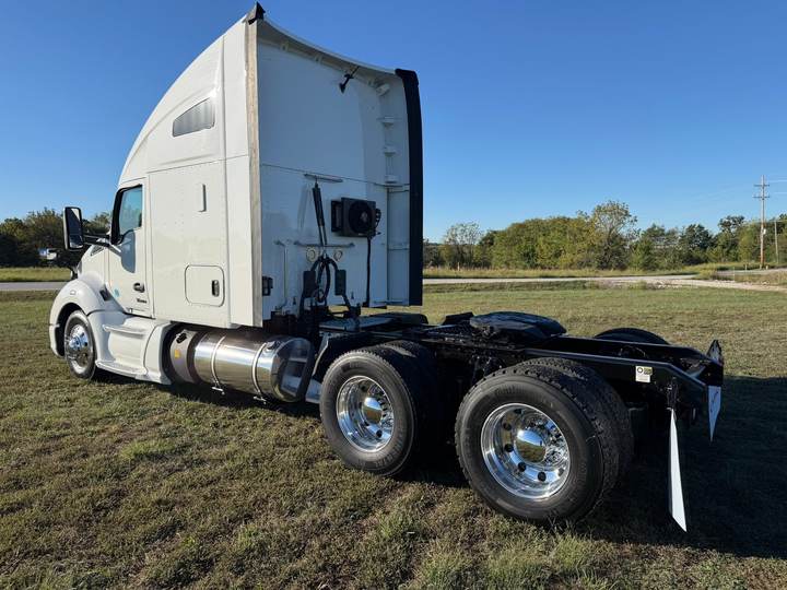 2022 Kenworth T680 76" Raised Roof Sleeper, exterior photo 4