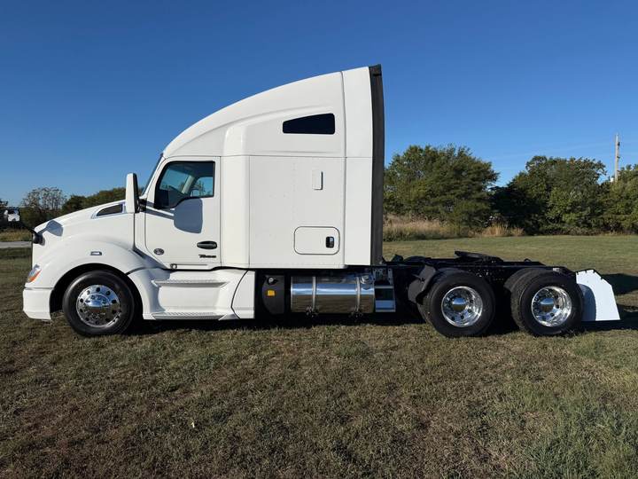 2022 Kenworth T680 76" Raised Roof Sleeper, exterior photo 5