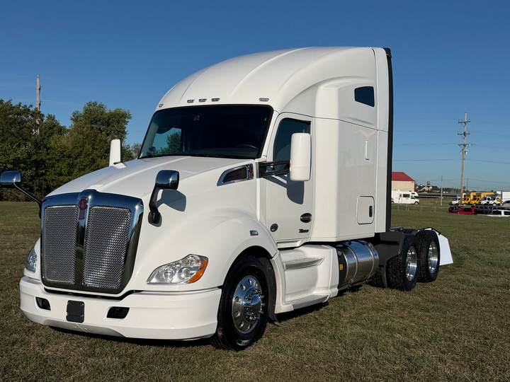 2022 Kenworth T680 76" Raised Roof Sleeper, exterior photo 6