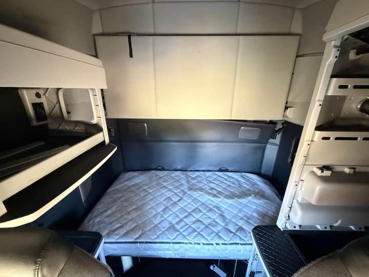 2022 Kenworth T680 76" Raised Roof Sleeper, interior photo 7