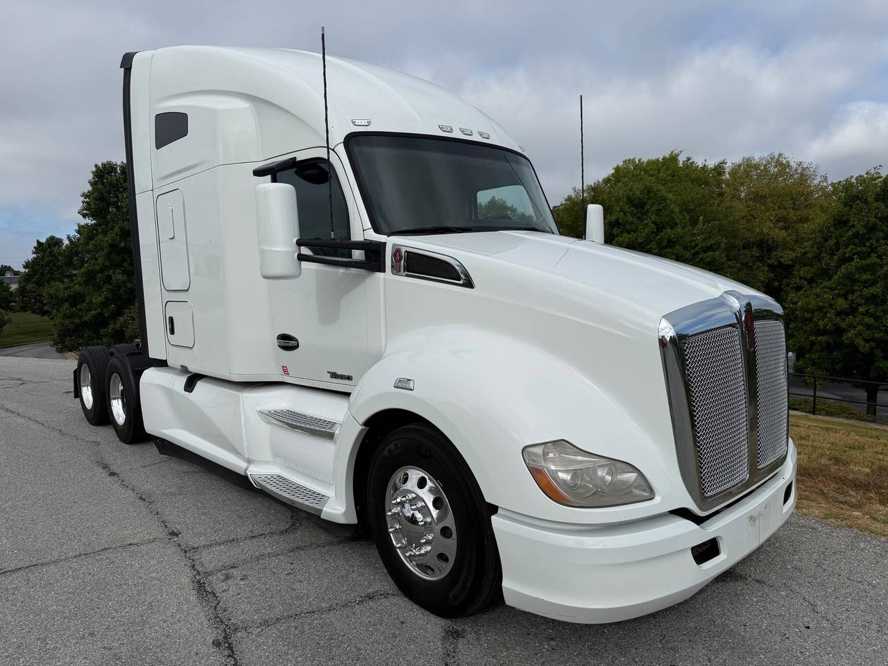 2022 Kenworth T680 76" Raised Roof Sleeper, exterior photo 1