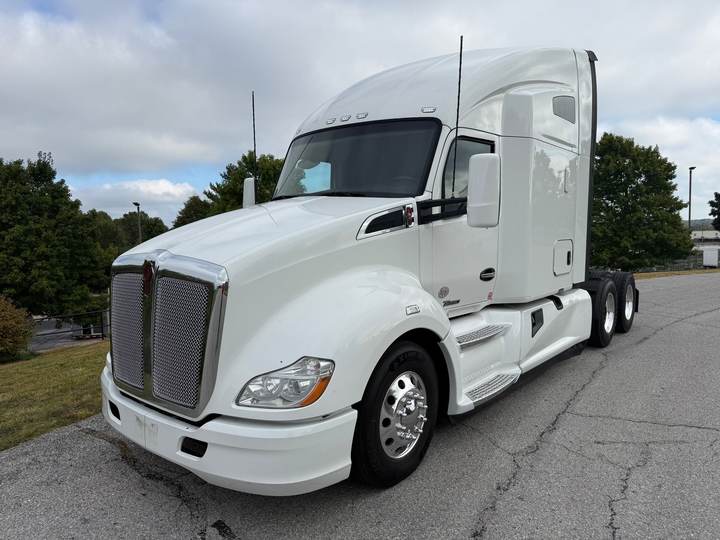 2022 Kenworth T680 76" Raised Roof Sleeper, exterior photo 2
