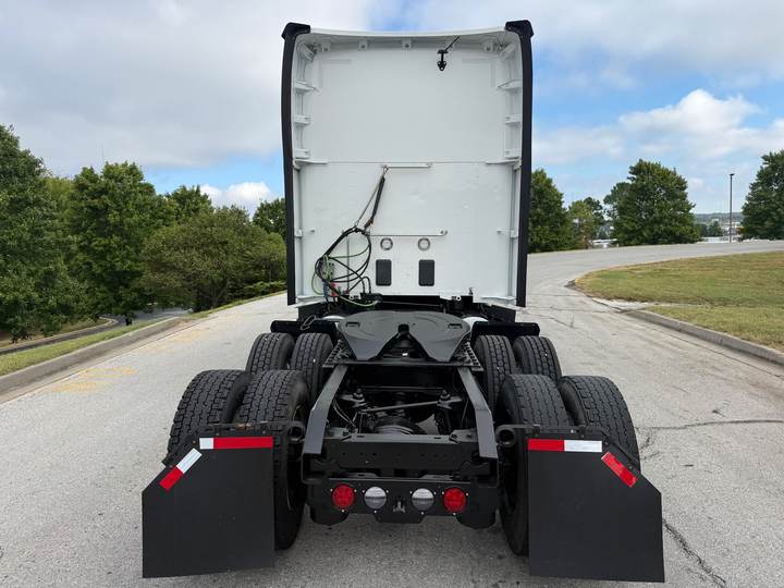 2022 Kenworth T680 76" Raised Roof Sleeper, exterior photo 4