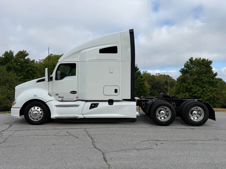 2022 Kenworth T680 76" Raised Roof Sleeper, exterior photo 5
