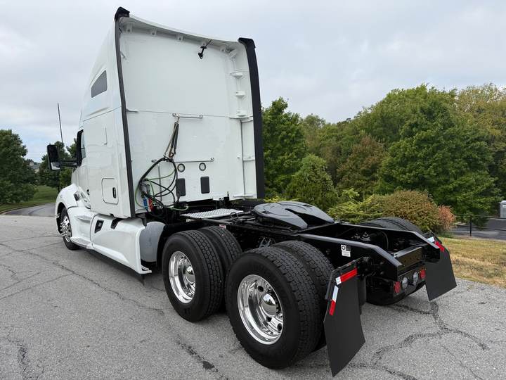 2022 Kenworth T680 76" Raised Roof Sleeper, exterior photo 6