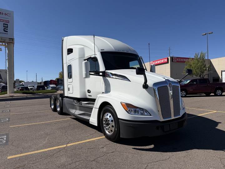2022 Kenworth T680 76" Raised Roof Sleeper, exterior photo 1