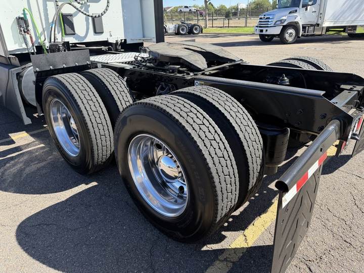 2022 Kenworth T680 76" Raised Roof Sleeper, exterior photo 5