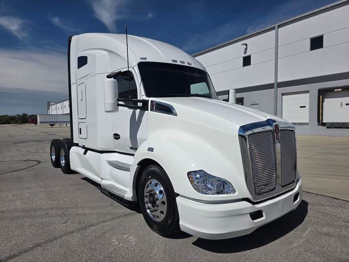 2022 Kenworth T680 76" Raised Roof Sleeper, exterior photo 1