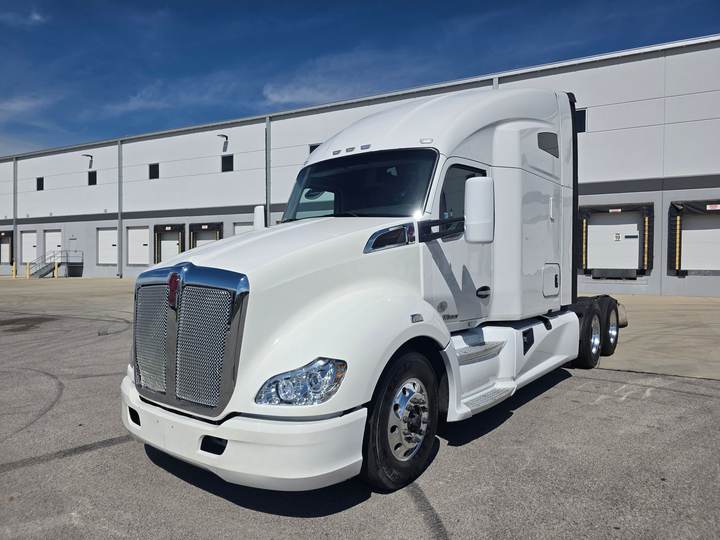 2022 Kenworth T680 76" Raised Roof Sleeper, exterior photo 2
