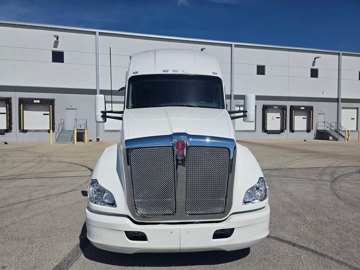 2022 Kenworth T680 76" Raised Roof Sleeper, exterior photo 3