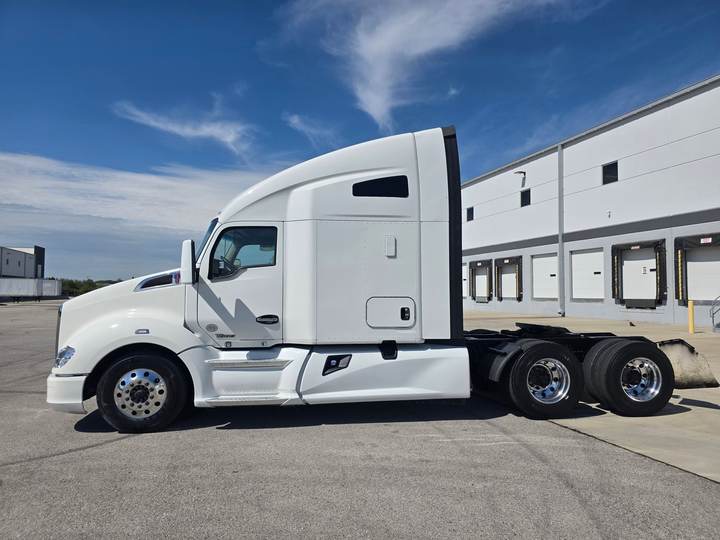 2022 Kenworth T680 76" Raised Roof Sleeper, exterior photo 4