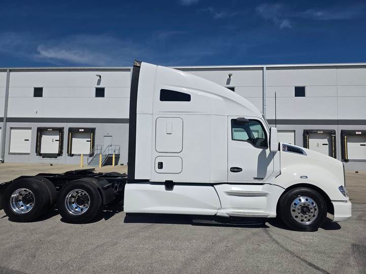 2022 Kenworth T680 76" Raised Roof Sleeper, exterior photo 5