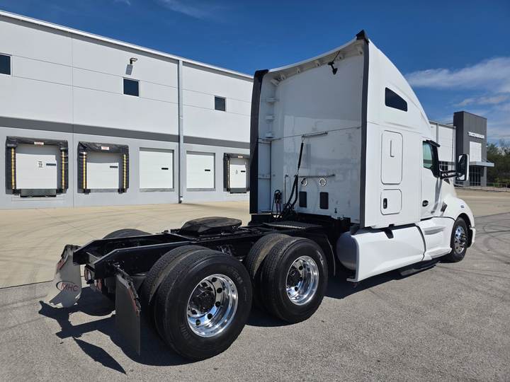 2022 Kenworth T680 76" Raised Roof Sleeper, exterior photo 6