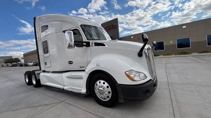 2022 Kenworth T680 76" Raised Roof Sleeper, exterior photo 1