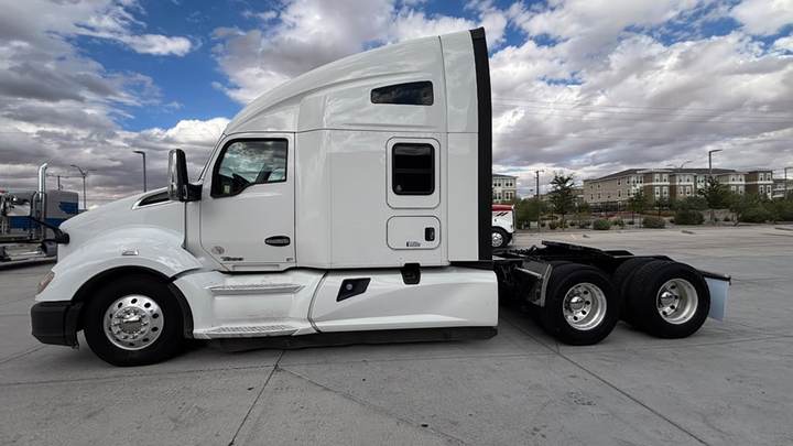 2022 Kenworth T680 76" Raised Roof Sleeper, exterior photo 2