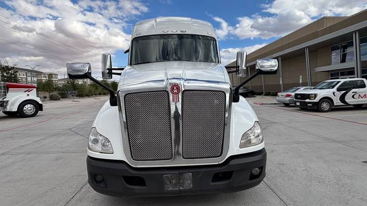 2022 Kenworth T680 76" Raised Roof Sleeper, exterior photo 3