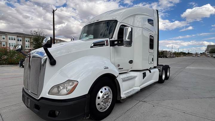 2022 Kenworth T680 76" Raised Roof Sleeper, exterior photo 4