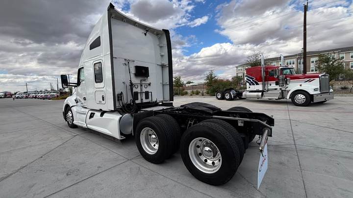 2022 Kenworth T680 76" Raised Roof Sleeper, exterior photo 5
