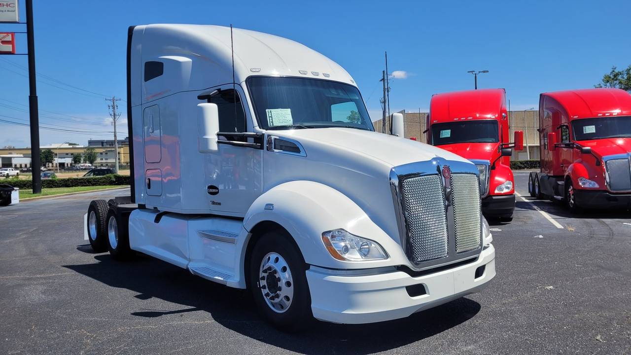 2022 Kenworth T680 76" Raised Roof Sleeper, exterior photo 1