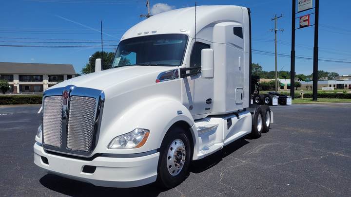 2022 Kenworth T680 76" Raised Roof Sleeper, exterior photo 2