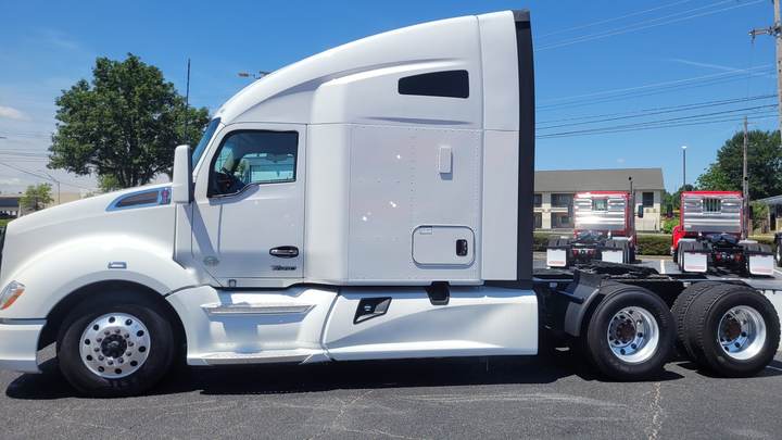 2022 Kenworth T680 76" Raised Roof Sleeper, exterior photo 3