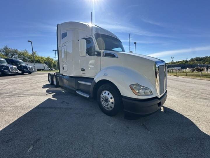 2022 Kenworth T680 76" Raised Roof Sleeper, exterior photo 1