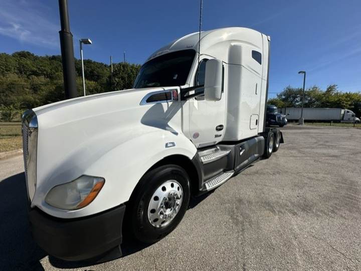 2022 Kenworth T680 76" Raised Roof Sleeper, exterior photo 2