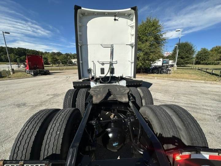 2022 Kenworth T680 76" Raised Roof Sleeper, exterior photo 3