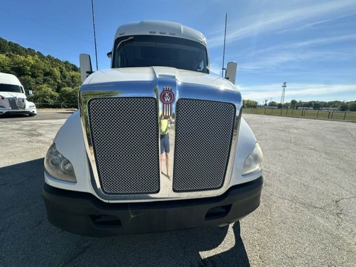 2022 Kenworth T680 76" Raised Roof Sleeper, exterior photo 4