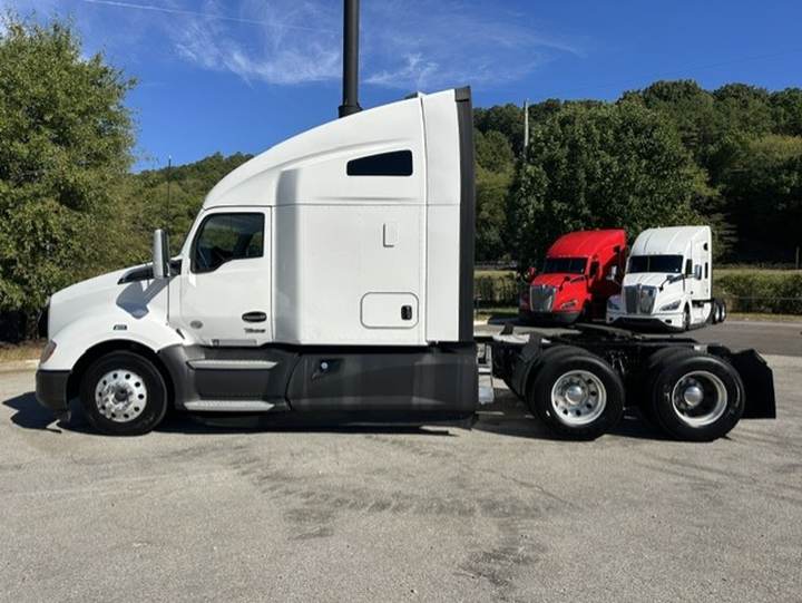 2022 Kenworth T680 76" Raised Roof Sleeper, exterior photo 5