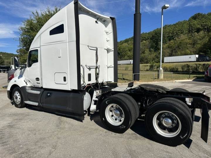 2022 Kenworth T680 76" Raised Roof Sleeper, exterior photo 6