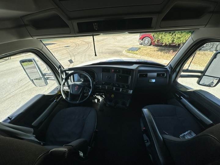 2022 Kenworth T680 76" Raised Roof Sleeper, interior photo 7