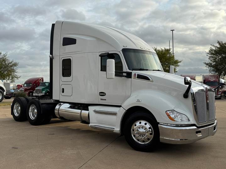 2022 Kenworth T680 76" Raised Roof Sleeper, exterior photo 1