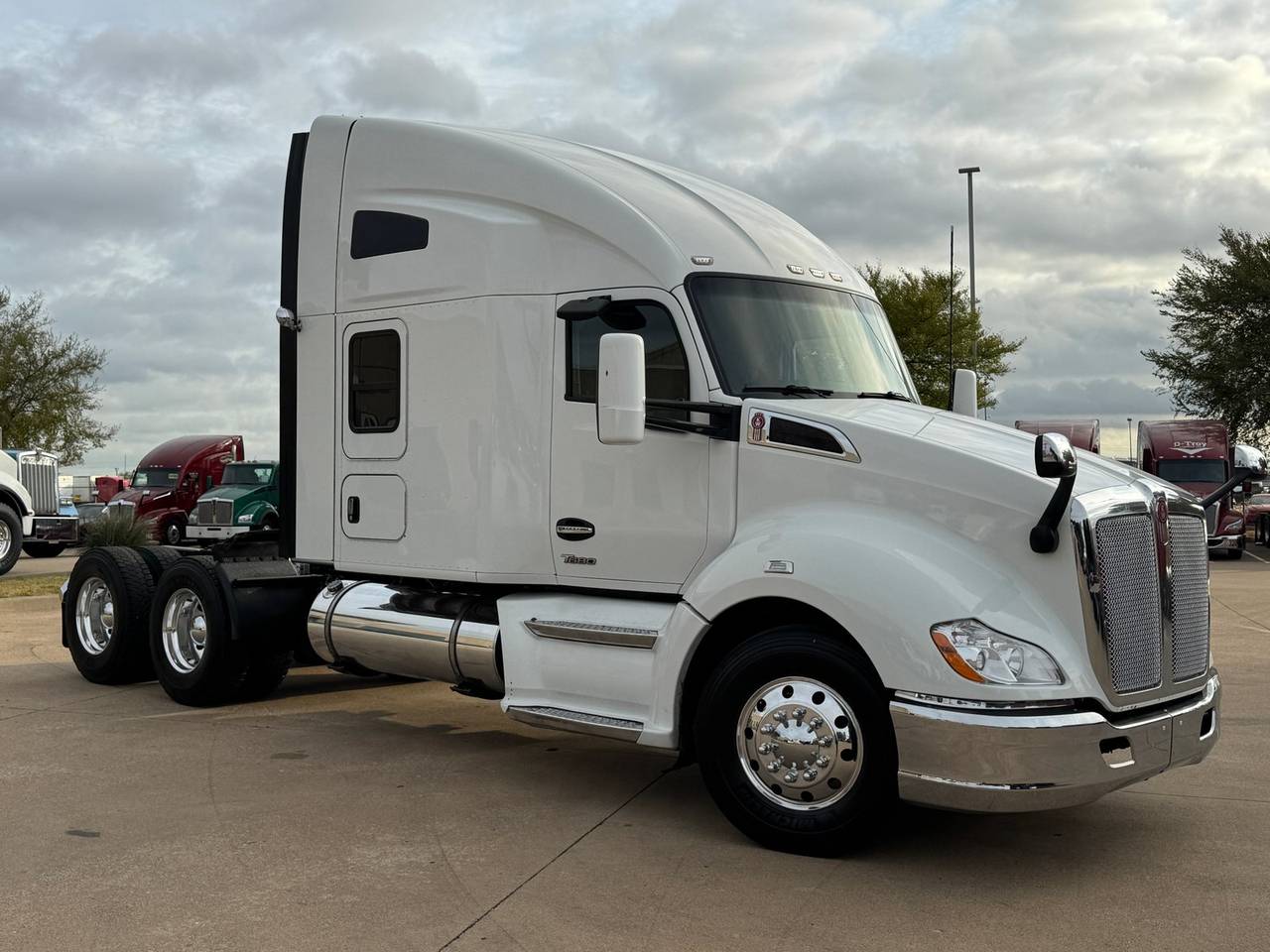 2022 Kenworth T680 76" Raised Roof Sleeper, exterior photo 1