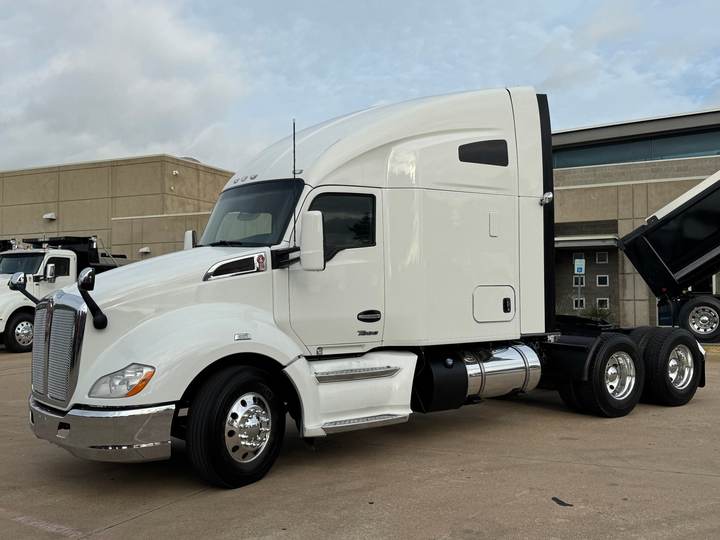 2022 Kenworth T680 76" Raised Roof Sleeper, exterior photo 2