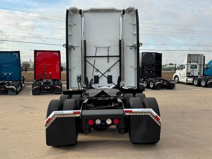 2022 Kenworth T680 76" Raised Roof Sleeper, exterior photo 4