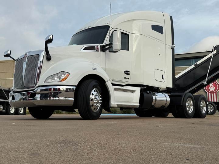 2022 Kenworth T680 76" Raised Roof Sleeper, exterior photo 5