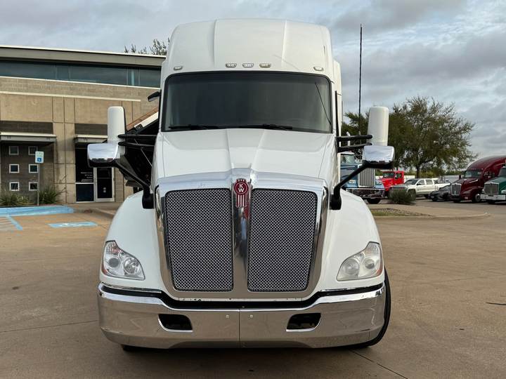 2022 Kenworth T680 76" Raised Roof Sleeper, exterior photo 6